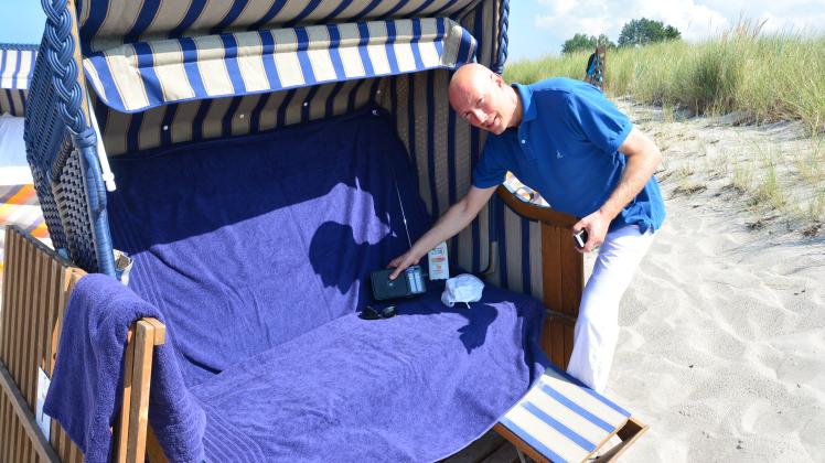 Ein Concierge für alle Fälle: Ralf Winter richtet Strandkörbe nach der Sonne aus.