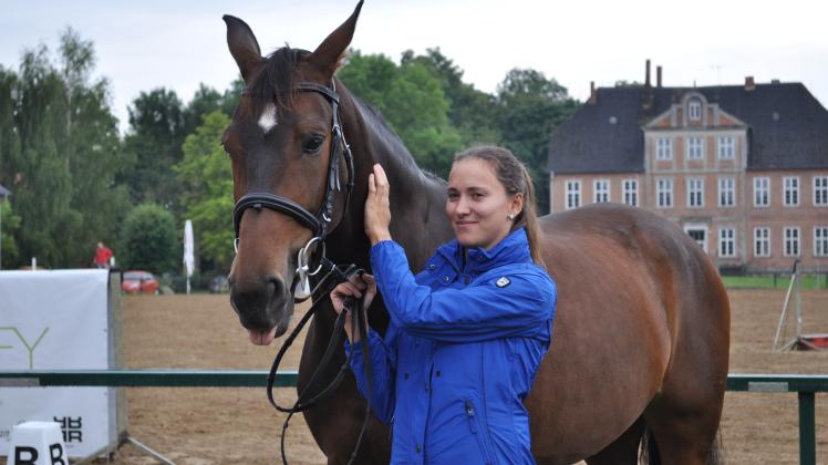 Mit ihrer Oldenburger Stute Quietschvergnügt geht Juliane Rickert morgen beim Spring-Turnier des Pferdelandes Reez an den Start. Heute sind Wettbewerbe in der Dressur zu erleben.