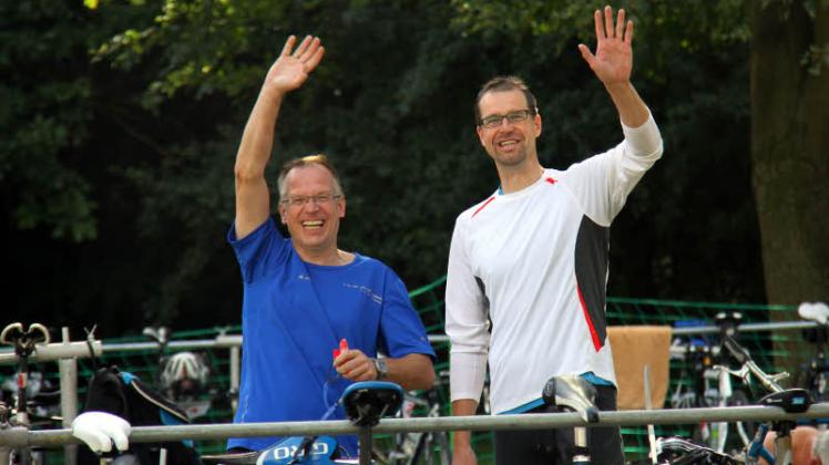 Vor allem die Jedermann-Triathleten, hier Andreas Nath (r.) und Ingolf Schwartz, hatten vor dem Rennen gut Lachen.