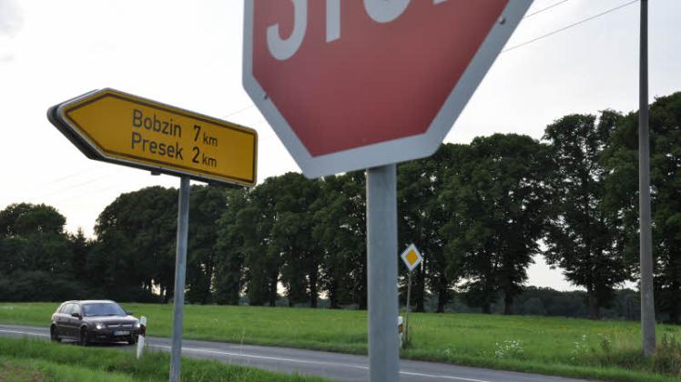 Kreuzung Hülseburg, zwar stehen jetzt Stoppschilder, dennoch gab es wieder einen schweren Unfall.