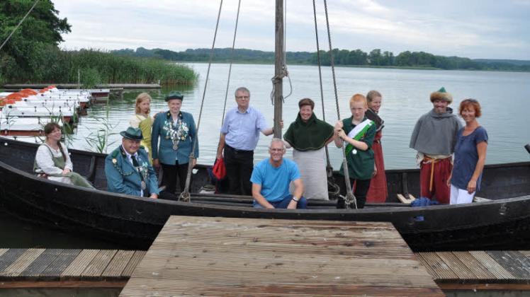 Mit dem Slawenboot aus dem Freilichtmuseum Groß Raden trafen die Sternberger Obrigkeit und die drei Majestäten der Schützengilde zur Eröffnung des Heimatfestes ein. 