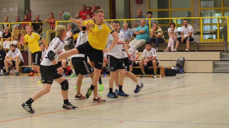 Am Kreis kaum  zu kontrollieren: Der PHCer Bastian Prieß (M:) erzielte im Test sechs Tore.  