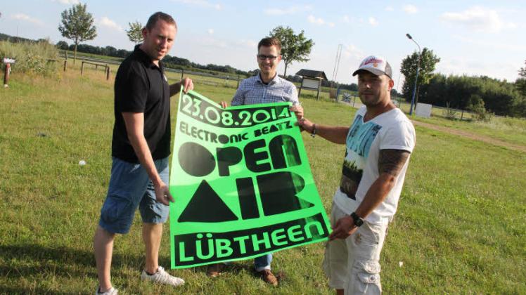 Maik Sapa, Oliver Pietz und Andy Masche (v.l.) von Electronic  Beatz  stehen auf der Fläche, wo am 23. August die Haupttanzfläche eingerichtet wird.   