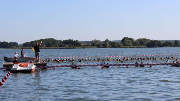 Der Startschuss fällt an der Badeanstalt am Sternberger See. Von dort pflügen die Teilnehmer  auf einem 750-Meter-Dreieck-Kurs durch das Wasser.
