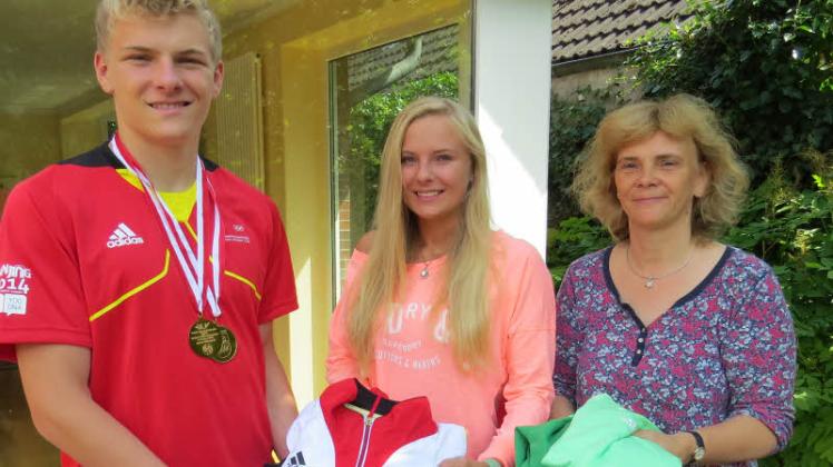 Auf nach China: Mutter Karin und Schwester Julia helfen Henrik Hannemann beim Packen. 