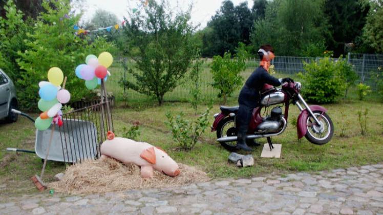 Schwein gehabt sagten sich Solveig und Margrit  Lenz. Dazu wurde auch das alte Motorrad noch einmal reaktiviert.
