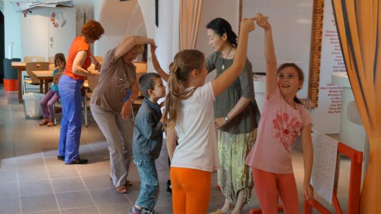 Das Einstudieren des „Pavane“-Tanzes machte den Kindern viel Spaß. Der Tanz hatte im 16. Jahrhundert seine Blütezeit. Fotos: christoph trost (2) 