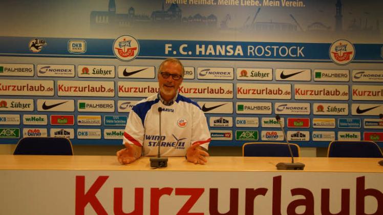 Rollentausch: Hansa-Fan Stephan Haufe nahm im Presseraum den Platz von Cheftrainer Peter Vollmann ein.