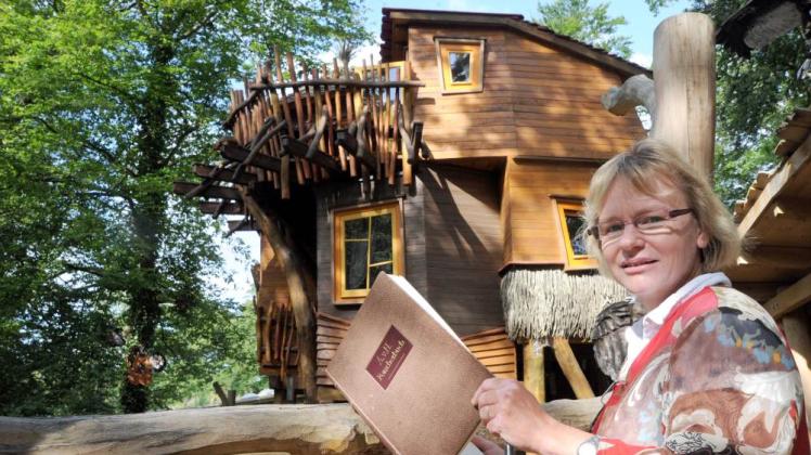 Das gut gefüllte Gästebuch vom Baumhaus mit Einträgen aus New York, Berlin, Saskartoom, Leipzig oder Zürich zeigt Zoo-Mitarbeiterin Katrin Otterbeck-Meyer mit Stolz. Fotos: Klawitter 