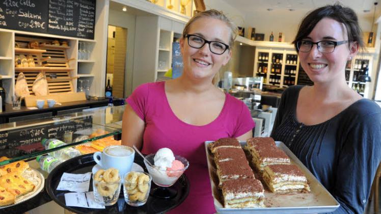 Kaffee, Eis und Tiramisu: Lucylia-Marie Rönck (l.) und Franziska Frauendorf  arbeiten als Ferienjobberinnen im Restaurant „Durante“ in der Schweriner Innenstadt.  