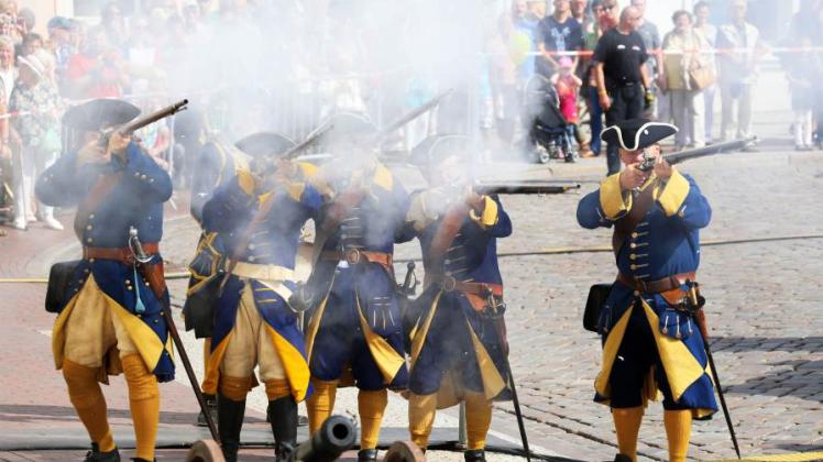 Das heute beginnende Schwedenfest erinnert an die 155-jährige Zugehörigkeit der Hansestadt Wismar zu Schweden. Mit dabei waren im Vorjahr auch diese Mitglieder militärhistorischer Vereine aus Schweden. Ein Höhepunkt war die nachgestellte Schlacht der Karolinertruppen im Jahre 1700 in der Nähe von Göteborg.  