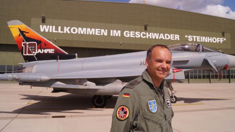 Geschwaderkommodore Bernhard Teicke freut sich  auf viele Besucher. Präsentiert wird auch ein Eurofighter mit Sonderlackierung. 