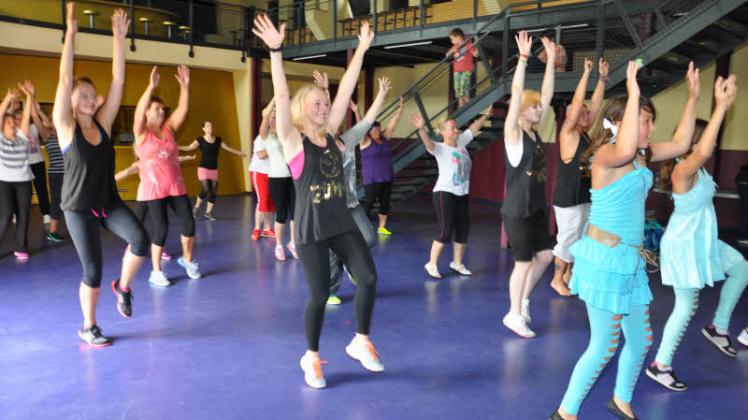 Begeisterung ist wichtig beim Zumba, die Hagenowerinnen leben das beim Training im Kon.  Fotos: Pohle 