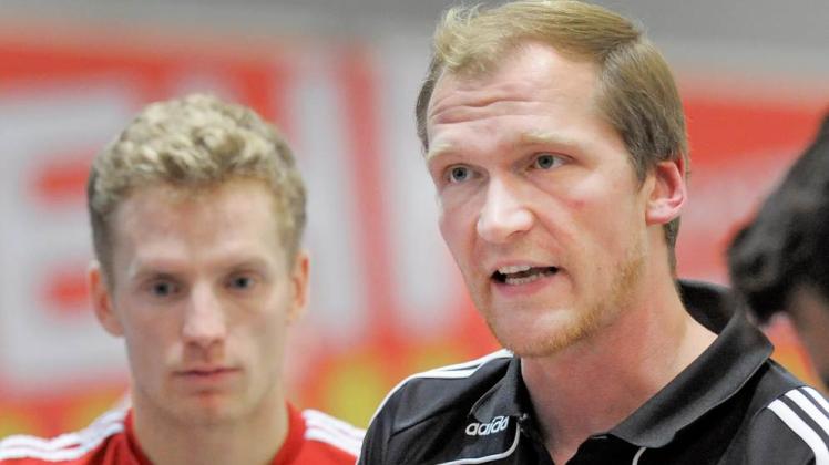 Christian Hinze (rechts), Trainer der Warnemünder Volleyballer, will in der neue Drittliga-Saison oben angreifen.  