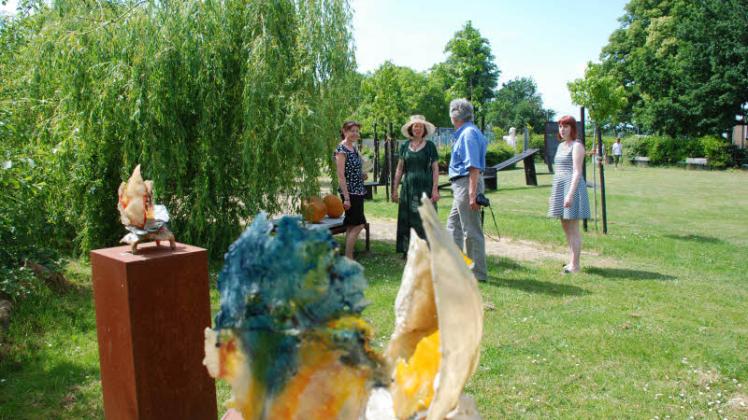 Prof. Dr. Wolfgang Vogt (2.v.r.) führt seine Gäste gerne persönlich durch den Skulpturenpark. 