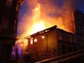 Meterhoch loderten die Flammen aus dem Eckhaus Markt 29 mitten in Güstrow. Schnell war klar: das denkmalgeschützte Gebäude ist nicht mehr zu retten. 