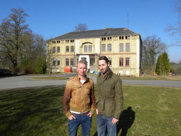 Die neuen Eigentümer Marcel und Leonard Engel wollen das Gutshaus Thurow authentisch sanieren. Die neuen Eigentümer Marcel und Leonard Engel wollen das Gutshaus Thurow authentisch sanieren.