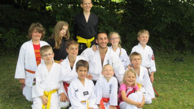 Die Kinder mit ihrem Trainer Guram beim Internationalen Sommercamp für Kampfsportler.  