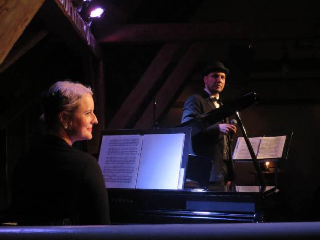 Elegant, frivol, frech: Das Duo überzeugte mit Wortwitz und Musikalität. Elegant, frivol, frech: Das Duo überzeugte mit Wortwitz und Musikalität.