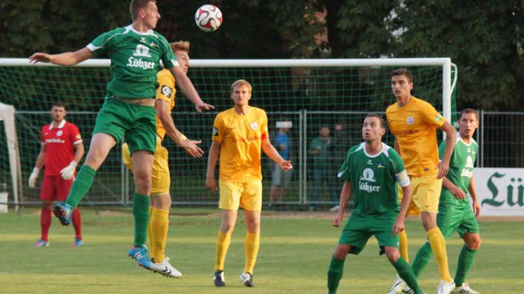 Der „Lange“ Sebastian Schemmert gewinnt das Kopfballduell, Mannschaftskapitän André Ohlrich und Alexander Hinz (r.) beobachten die Szene. Diese drei Spieler hatten  während der 90 Minuten gegen den FC Hansa auch die besten Torchancen für den Gastgeber.