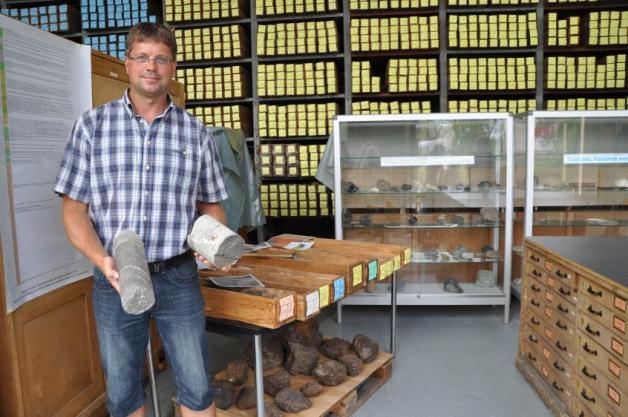 Steinsalz und Kalkstein (r.) aus der Landessammlung in Sternberg: Es handelt sich um Ablagerungen des Zechsteinmeeres, das es vor über 250 Millionen Jahren im heutigen Norddeutschland gab, erklärt Dr. Karsten Obst vom Landesamt. Steinsalz und Kalkstein (r.) aus der Landessammlung in Sternberg: Es handelt sich um Ablagerungen des Zechsteinmeeres, das es vor über 250 Millionen Jahren im heutigen Norddeutschland gab, erklärt Dr. Karsten Obst vom Landesamt.