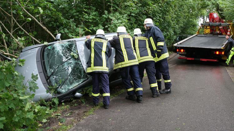 Der stark beschädigte Wagen wurde von der Feuerwehr aufgerichtet.