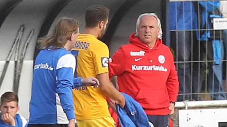 Schock für Hansa: Shervin Radjabali-Fardi (hier nach seiner Auswechslung in Lübz) hat sich einen Kreuzbandriss zugezogen.  Trainer Peter Vollmann (rechts) sucht nach einer Alternative.   