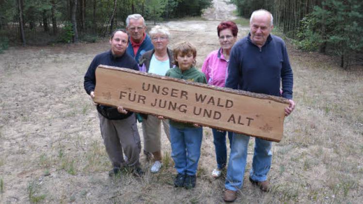 Manuel Hauff (FFw Malliß), Winfried und Doris Laws, Ruth Buchmeier, Peter Saß (alle Seniorenunion), dazwischen Tom Borchers (Schule und Hort), v.l.n.r., am Gemeinschaftsprojekt Schulwald.  