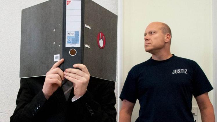Der Angeklagte Maurice M. verdeckte gestern im Landgericht in Cottbus sein Gesicht mit einem Aktenordner.  