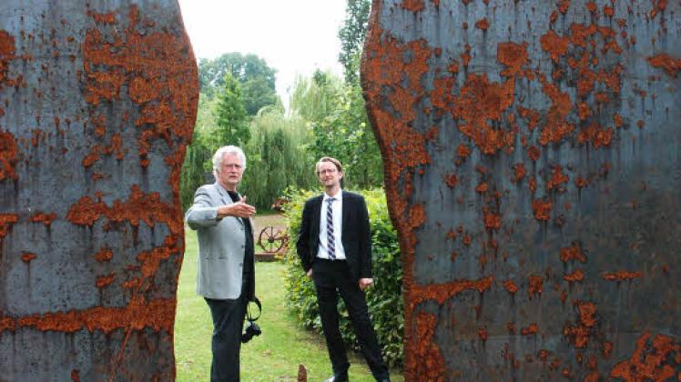 Prof. Dr. Wolfgang Vogt (l.) nimmt Kultusminister Mathias Brodkorb mit auf eine KunstTour durch den Pampiner Skulpturenpark.  