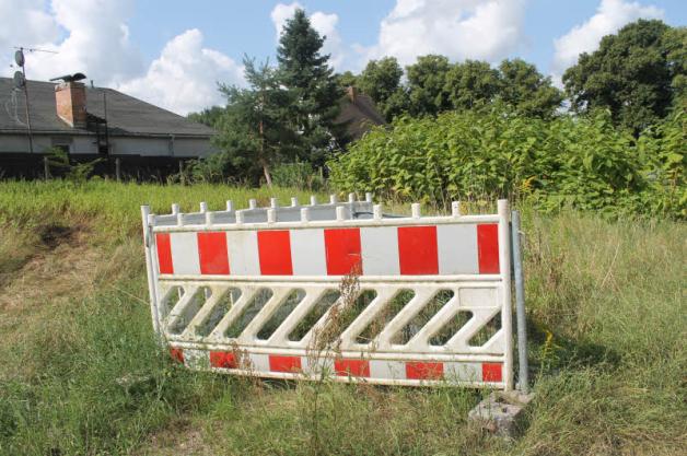 Absicherung, damit hier keiner in den offenen Alt-Brunnen fällt. Absicherung, damit hier keiner in den offenen Alt-Brunnen fällt.