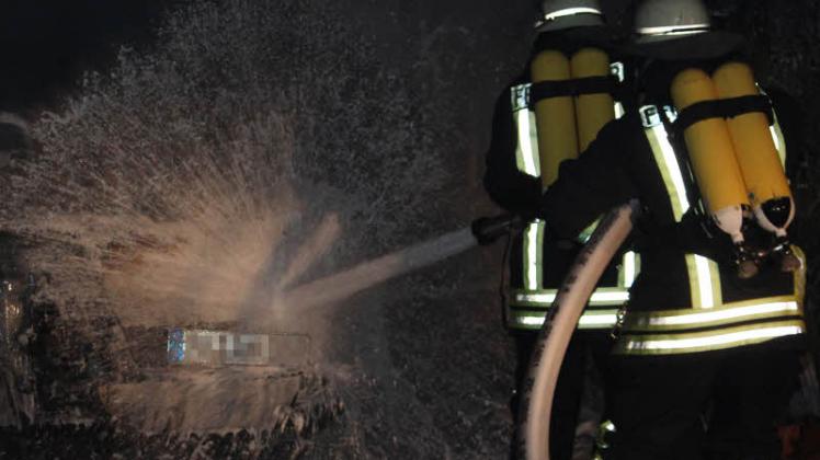 15 000 Euro Schaden verursachte ein Feuer   Montagabend. Carport und ein Auto brannten in Lenzen. 