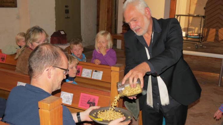 Zauberkünstler Wittus Witt bezog das Publikum mit ein, so wie beim Erdnüsse schätzen im Glas. Fotos: ines engelbrecht 