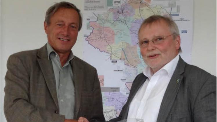 Bürgermeister Reinhard Mach (r.)  und Hans-Joachim Leddig (DB) unterzeichneten die Vereinbarung.