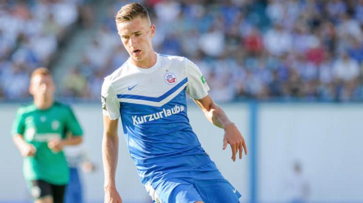Youngster Dennis Srbeny empfiehlt sich aktuell mit guten Leistungen für die Rolle des klassischen Spielmachers auf der „Zehn“ beim FC Hansa.  