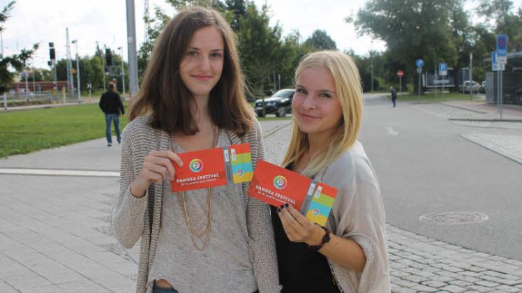 Sophie Godemann (l.) und Caroline Halwas freuen sich schon auf das Festivalwochenende.  