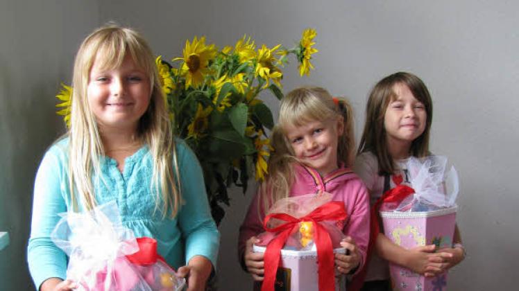 Lea, Kimberly und Joana (v.l. n. r.) sind drei der fünf Kinder, für die die Tafel eine Zuckertüte packte. Paulina und Luca erhalten ihre Tüten frei Haus.  Fotos: Sabine Uhlig  