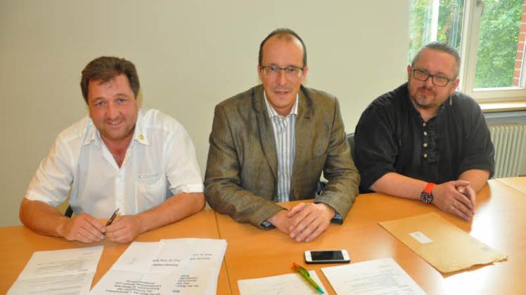 Stehen dem neuen Wirtschaftsausschuss des Kreistages vor: Vorsitzender Peter Stein (CDU, M.), und seine Stellvertreter Eduardo Catalan (FDP/EB, l.) und Sven Sauer (Linke).  