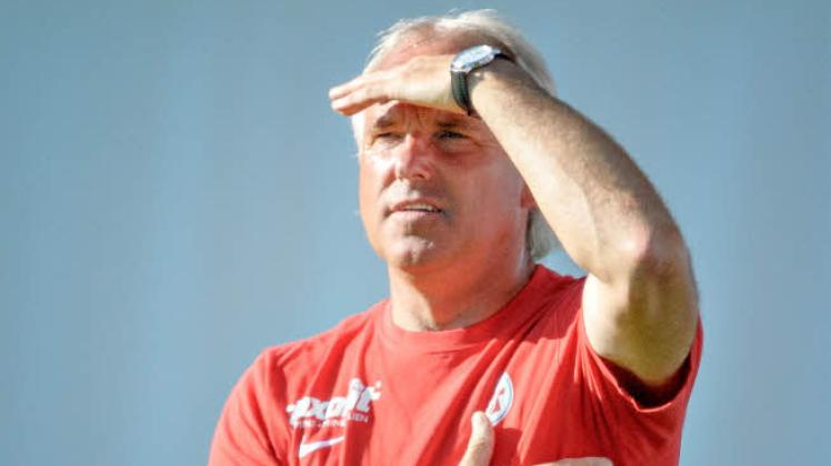 Hansa-Coach Peter Vollmann hat die Partie  in Regensburg fest im Blick und erwartet „ein Stress-Spiel“.  