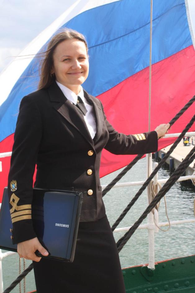 Sie ist die Presse-Offizierin an Bord: Marina Kozhukhova. 