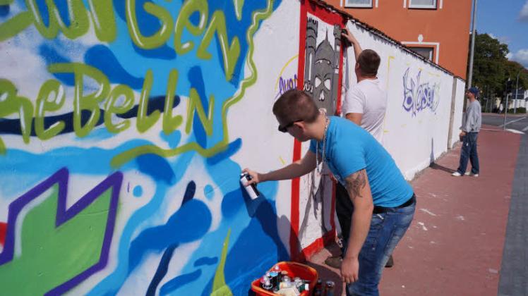 Die Sprayer erwecken mit ihren Graffitis die Wand am nördlichen Ende der Liebnitzbrücke zu neuem Leben.   Fotos: christoph trost 