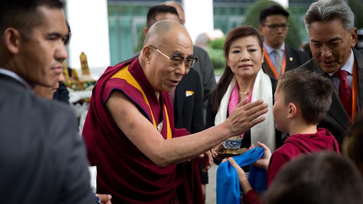 Kinder begrüßen den Dalai Lama in Hamburg. Das geistliche Oberhaupt der Tibeter bleibt bis Dienstag in der Hansestadt. 