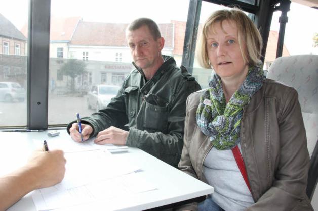 Karin Schiebe und Dieter Kolthof füllen die Dokumente aus. 