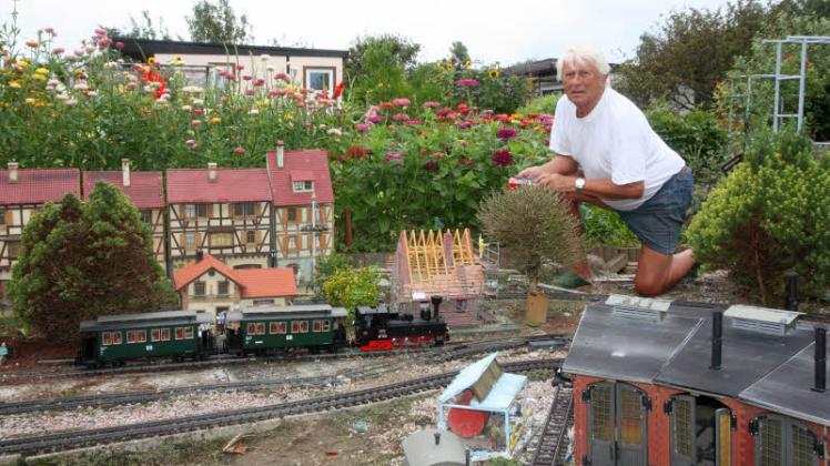 Gartenkultur trifft Technik: Klaus Gebhardt verbindet sein Garten-Hobby mit der Leidenschaft für Modelleisenbahnen.  
