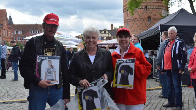 Wieder eine Überraschung im Gepäck: Petra und Frank Schiller überreichen rund 70 T-Shirts an Bürgermeisterin Gudrun Stein.  Fotos: Nadja Hoffmann 
