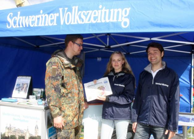 Auch die Schweriner Volkszeitung war Sonnabend in Laage mit dabei. Hauptfeldwebel Daniel Franz (l.) informierte sich bei Catharina Schütt und Laurence Urban von der SVZ.
