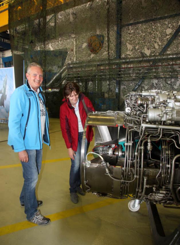 Genau am richtigen Ort: Jan und Eilin Kröger aus Wismar interessieren sich für  Kampfjet-Triebwerke und sind begeistert von der  Air-Show.