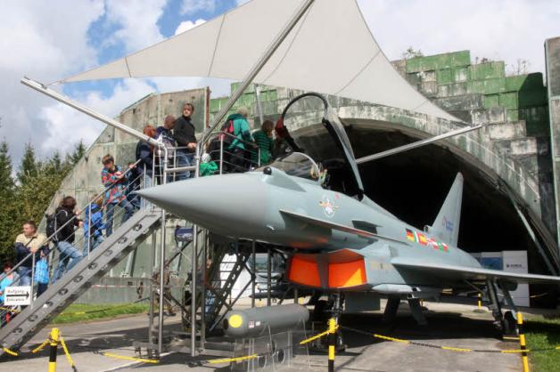 Die Besucher durften sich ins Cockpit eines Eurofighter Messemodells setzen und wie Piloten fühlen. Der Zugang zu den Kampfjets war großzügig abgesperrt und Einblicke nicht möglich. Die Besucher durften sich ins Cockpit eines Eurofighter Messemodells setzen und wie Piloten fühlen. Der Zugang zu den Kampfjets war großzügig abgesperrt und Einblicke nicht möglich.