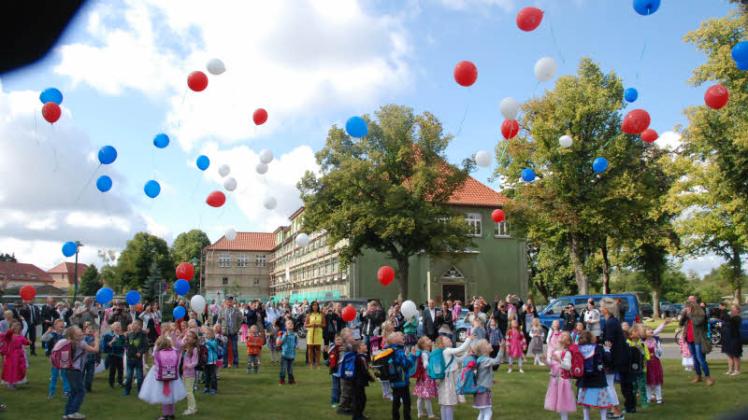 Vor der Schule ließen die neuen Erstklässler Luftballons aufsteigen. Fotos: andreas münchow 