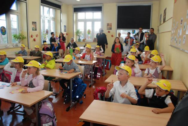 Die 1a im Klassenraum. Die Eltern durften auch hinein. Die 1a im Klassenraum. Die Eltern durften auch hinein.